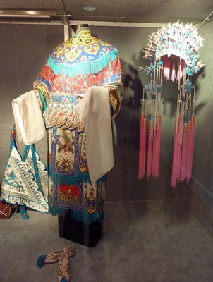 Lot 825 - A CHINESE SILK EMBROIDERED 'DRUNKEN CONCUBINE' COSTUME