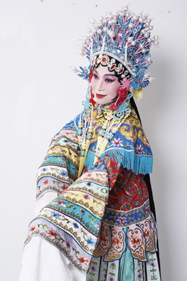 Lot 825 - A CHINESE SILK EMBROIDERED 'DRUNKEN CONCUBINE' COSTUME