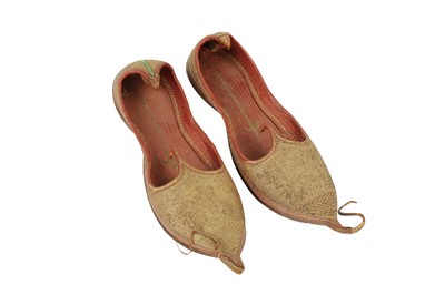 Lot 315 - A PAIR OF FINE SILVER AND METAL THREAD-EMBROIDERED LEATHER SLIPPERS