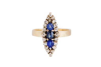 Lot 46 - AN ANTIQUE SAPPHIRE AND DIAMOND RING