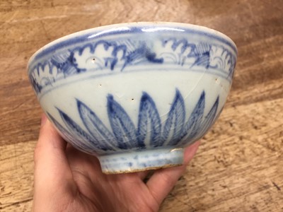 Lot 167 - A CHINESE BLUE AND WHITE BOWL