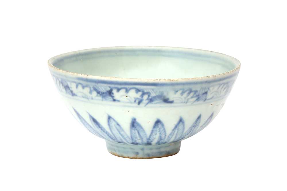 Lot 167 - A CHINESE BLUE AND WHITE BOWL