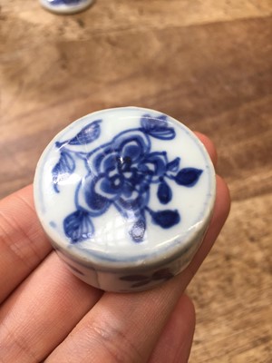 Lot 222 - A CHINESE BLUE AND WHITE TEA CADDY AND COVER