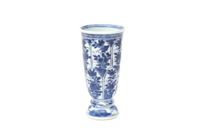 Lot 219 - A SMALL CHINESE BLUE AND WHITE BEAKER VASE