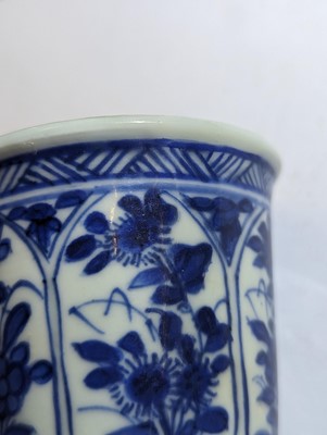 Lot 219 - A SMALL CHINESE BLUE AND WHITE BEAKER VASE