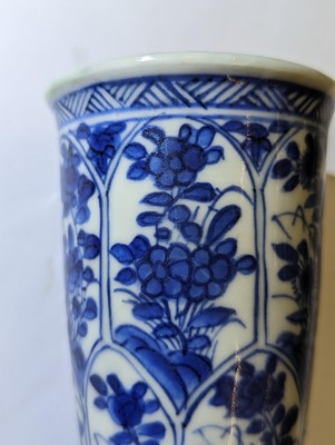 Lot 219 - A SMALL CHINESE BLUE AND WHITE BEAKER VASE