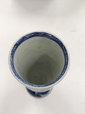 Lot 219 - A SMALL CHINESE BLUE AND WHITE BEAKER VASE