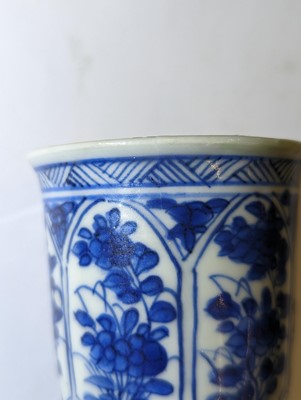 Lot 219 - A SMALL CHINESE BLUE AND WHITE BEAKER VASE