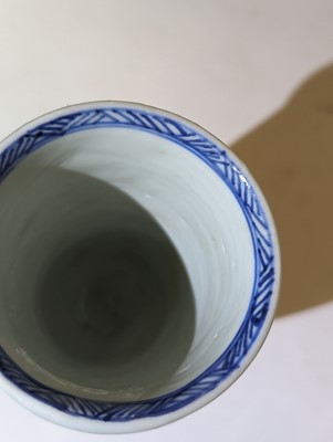 Lot 219 - A SMALL CHINESE BLUE AND WHITE BEAKER VASE