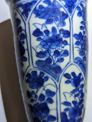 Lot 219 - A SMALL CHINESE BLUE AND WHITE BEAKER VASE