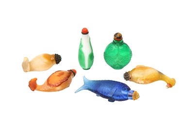 Lot 805 - A GROUP OF FIVE CHINESE 'FISH' SNUFF BOTTLES AND A GLASS BOTTLE