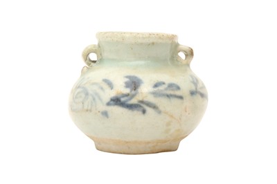 Lot 651 - A SMALL CHINESE BLUE AND WHITE JARLET