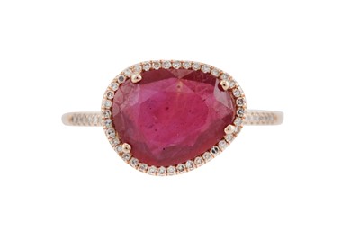 Lot 23 - A GLASS-FILLED RUBY AND DIAMOND RING