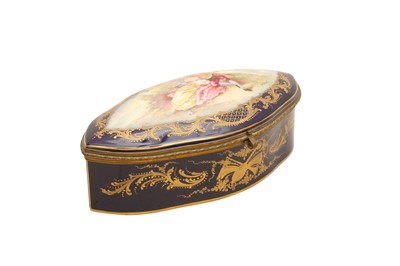 Lot 223 - A LATE 19TH / EARLY 20TH CENTURY SEVRES PORCELAIN BOX