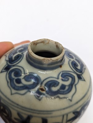 Lot 27 - A CHINESE BLUE AND WHITE 'DEER' JAR