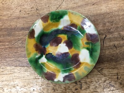 Lot 31 - A CHINESE SANCAI-GLAZED 'EGG AND SPINACH' SMALL DISH