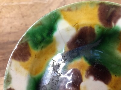 Lot 31 - A CHINESE SANCAI-GLAZED 'EGG AND SPINACH' SMALL DISH