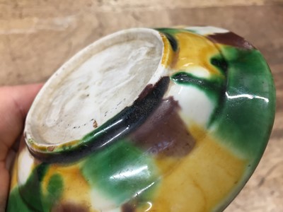 Lot 31 - A CHINESE SANCAI-GLAZED 'EGG AND SPINACH' SMALL DISH