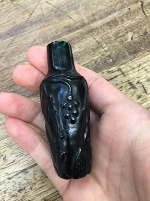 Lot 781 - A CHINESE PEKING GLASS 'SQUIRREL' SNUFF BOTTLE