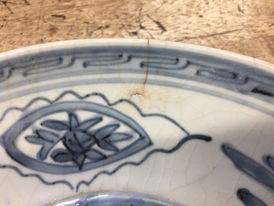Lot 470 - A CHINESE SWATOW BLUE AND WHITE 'PHOENIX' DISH