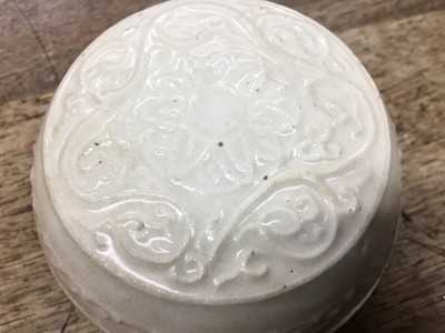 Lot 192 - A CHINESE WHITE-GLAZED 'FOLIATE' BOX AND COVER