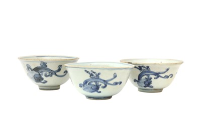 Lot 640 - A SET OF THREE CHINESE BLUE AND WHITE 'CHILONG' BOWLS