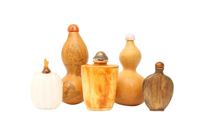 Lot 799 - λ A GROUP OF FIVE CHINESE SNUFF BOTTLES