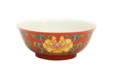 Lot 251 - A CHINESE FAMILLE ROSE PORCELAIN BOWL