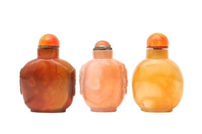 Lot 806 - λ THREE CHINESE AGATE SNUFF BOTTLES