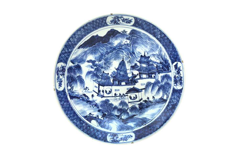 Lot 609 - A LARGE CHINESE BLUE AND WHITE CHARGER