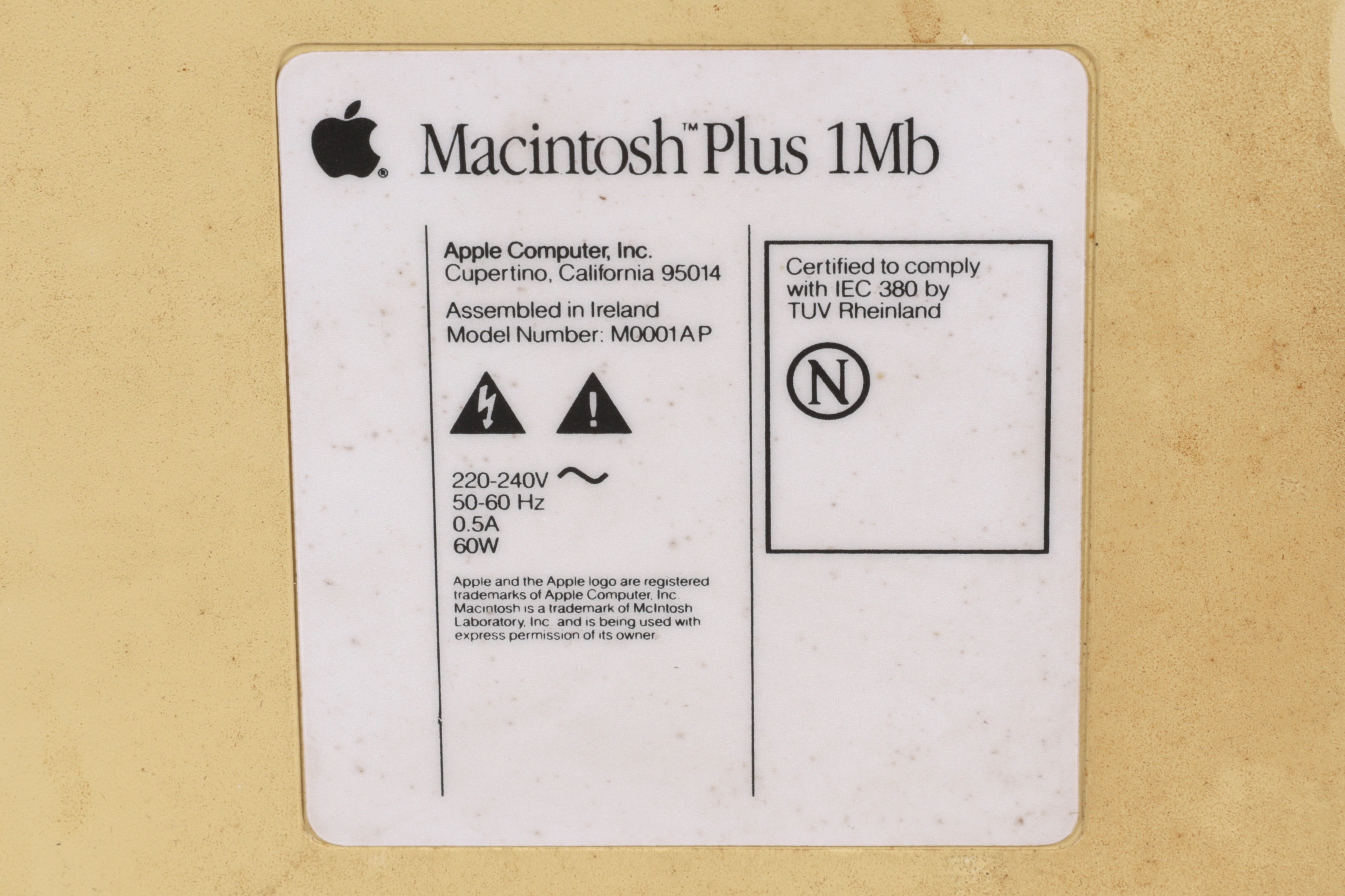 Macintosh Plus 1Mb 220-240V対応 Lot 108 - An Apple Macintosh Plus 1mb Vintage Computer