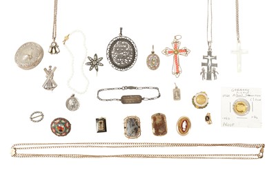 Lot 25 - A SMALL COLLECTION OF JEWELLERY