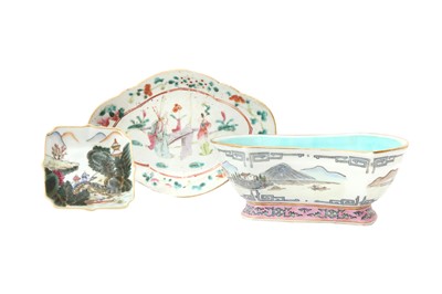 Lot 993 - A GROUP OF THREE CHINESE FOOTED DISHES