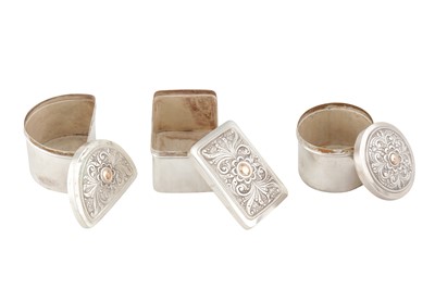 Lot 455 - A GOLD-INSET SILVER PANDAN SET