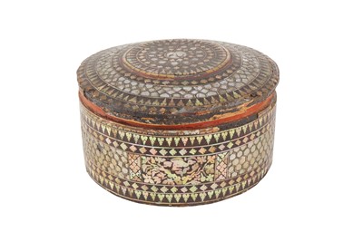 Lot 453 - λ A MOTHER-OF-PEARL AND GLASS-INLAID LACQUERED LIDDED BETEL BOX