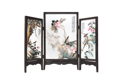 Lot 735 - A CHINESE FAMILLE-ROSE TRIPTYCH TABLE SCREEN