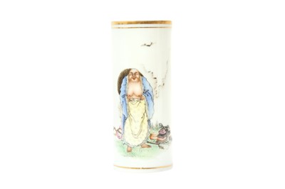 Lot 721 - A CHINESE FAMILLE-ROSE 'LUOHAN' BRUSH POT, BITONG