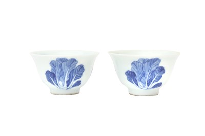 Lot 731 - A PAIR OF CHINESE BLUE AND WHITE 'CABBAGE' CUPS