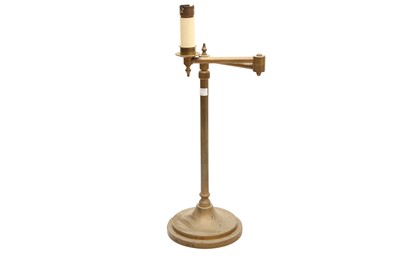 Lot 425 - A CONTEMPORARY BRASS ADJUSTABLE TABLE READING LAMP