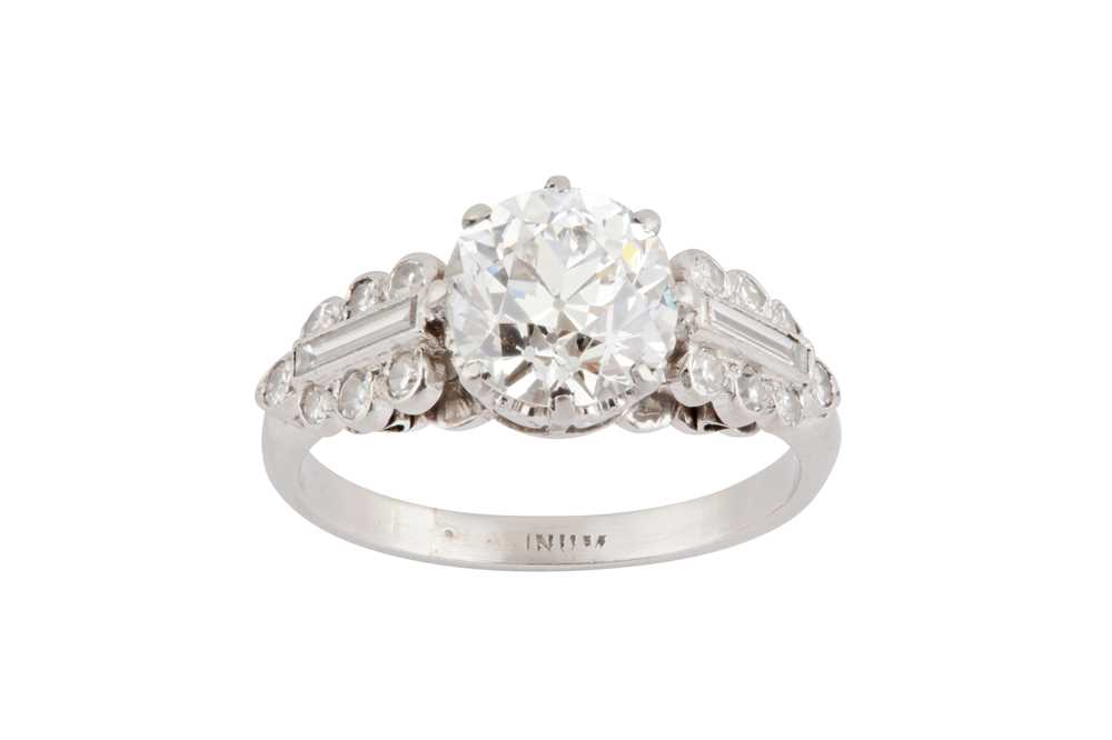 Lot 33 - A diamond single-stone ring