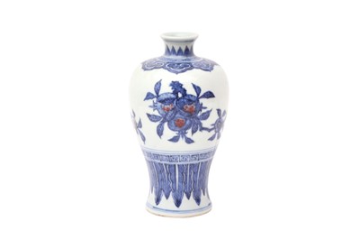 Lot 954 - A CHINESE BLUE AND WHITE AND COPPER-RED 'SANDUO' VASE, MEIPING