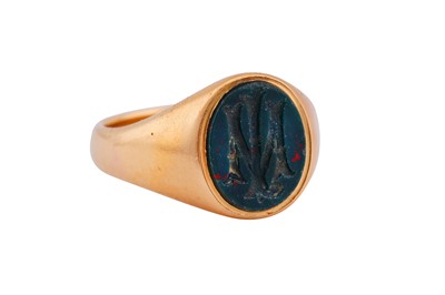 Lot 72 - A GENTS GOLD AND BLOODSTONE SIGNET RING