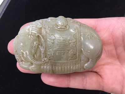 Lot 523 - A CHINESE CELADON JADE 'ELEPHANT' BOX AND COVER