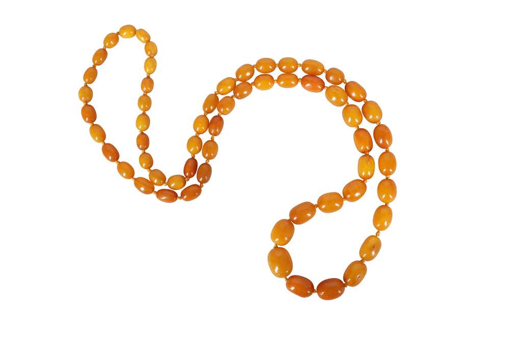 Lot 26 - A  BUTTERSCOTCH AMBER BEAD NECKLACE