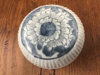 Lot 477 - A CHINESE BLUE AND WHITE 'PEONY' BOX AND COVER