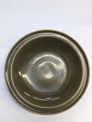 Lot 117 - A CHINESE LONGQUAN CELADON DISH