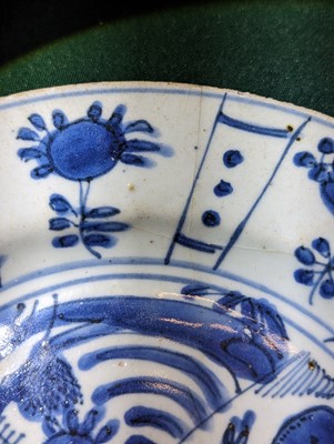 Lot 66 - A CHINESE KRAAK BLUE AND WHITE 'DEER' DISH
