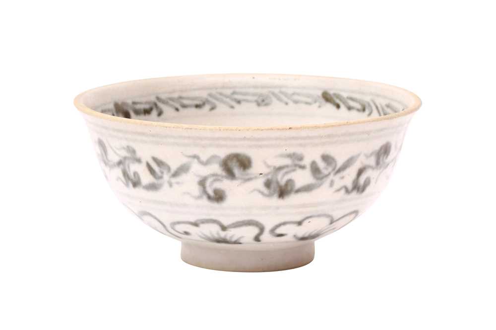 Lot 663 - A CHINESE BLUE AND WHITE BOWL