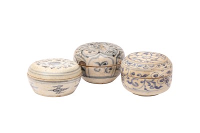 Lot 612 - A GROUP OF THREE CHINESE BLUE AND WHITE BOXES AND COVERS