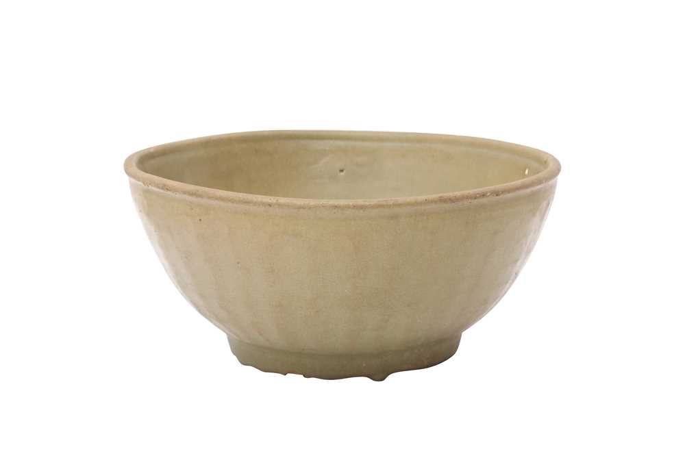 Lot 118 - A CHINESE LONGQUAN CELADON DEEP BOWL